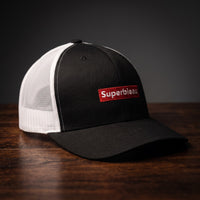 Casquette trucker noire et blanche avec patch rouge brodé Superbieau, filet blanc