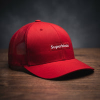 Casquette trucker rouge avec patch brodé Superbieau, vue trois quarts