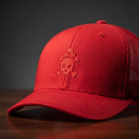 Casquette trucker tête de mort brodée rouge - détail broderie crâne pirate CHT'M Boutique