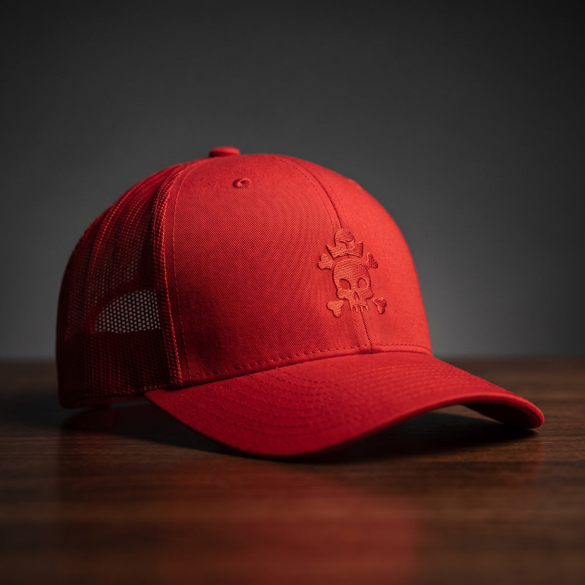 Casquette trucker tête de mort brodée rouge - crâne pirate streetwear CHT'M Boutique