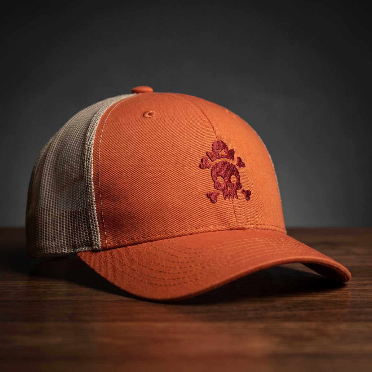 Casquette trucker tête de mort brodée rouge roux et kaki - crâne pirate streetwear CHT'M Boutique