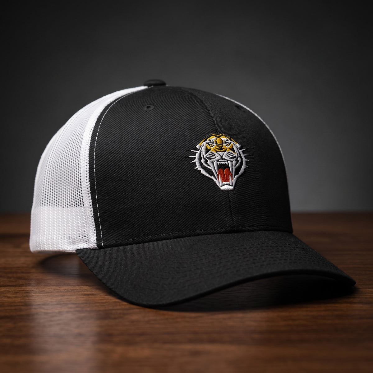 Casquette trucker tigre noir et blanc - tête de tigre rugissant brodée - CHT'M Boutique