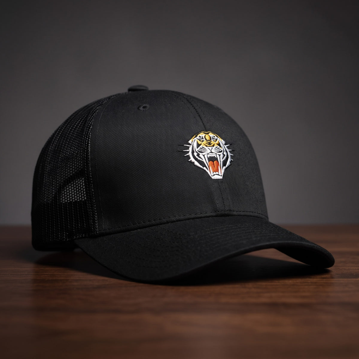Casquette trucker tigre noir - tête de tigre rugissant brodée - CHT'M Boutique