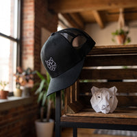 Casquette trucker TIGRE ORIGAMI noir en situation - ambiance loft urbain avec sculpture origami tigre - CHT'M Boutique