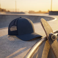 Casquette trucker streetwear ambiance skatepark lumiere doree