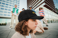 Casquette belge en velours côtelé noir Belgium vue de dos, portée en rue par une femme