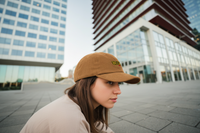 Casquette belge en velours côtelé beige Belgium portée de face par une femme