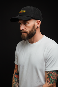 Casquette belge en velours côtelé noir Belgium, homme de face en gros plan
