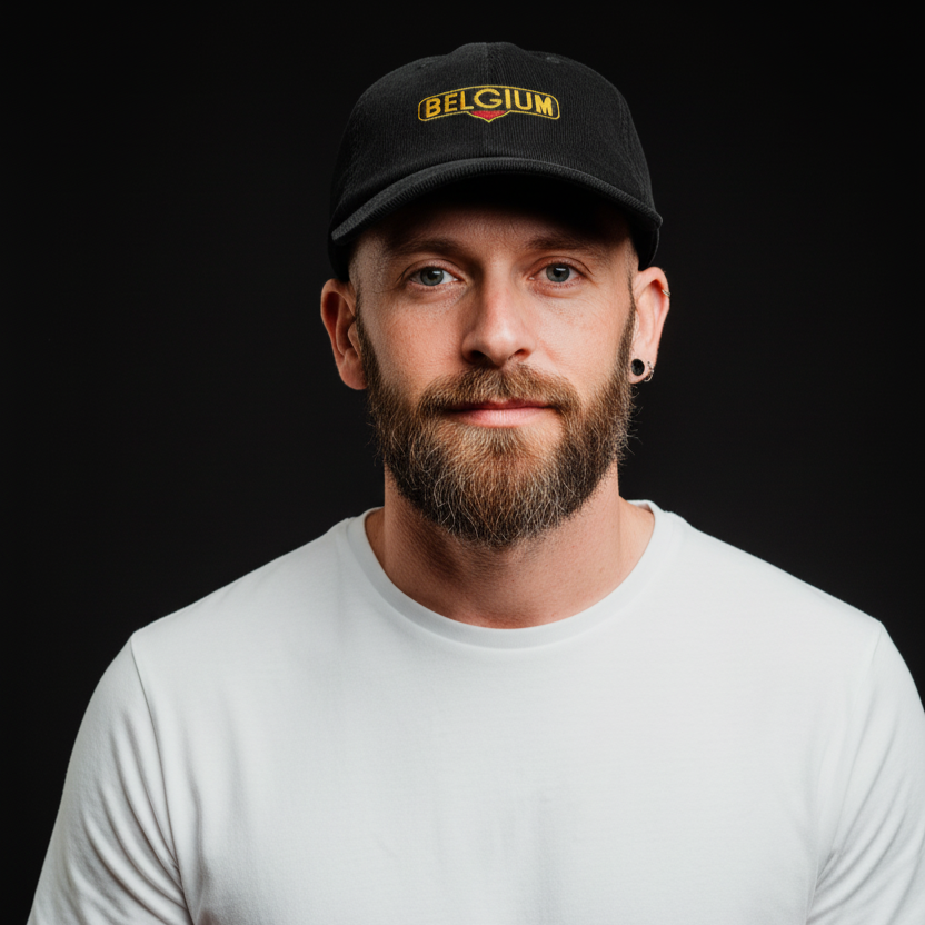 Casquette belge en velours côtelé noir Belgium portée de face par un homme