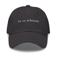 Casquette baseball la vide d'artiste noir gros plan sur le tissu CHT'M Boutique