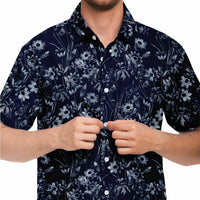 Chemise homme manches courtes bleu marine à fleurs blanches, gros plan sur l'imprimé