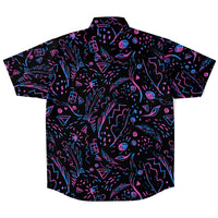 Chemise homme manches courtes noire motif néon abstrait, vue de dos à plat