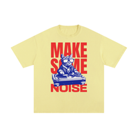 T-shirt oversized chat DJ en jaune clair - typographie Make Some Noise rouge vif