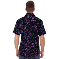 Chemise homme manches courtes noire motif néon abstrait, portée, vue de dos