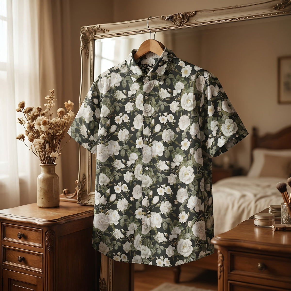 Chemise homme à manches courtes noire à pivoines blanches suspendue sur un cintre, au cadre d'un miroir ancien au-dessus d'une coiffeuse vintage - CHT'M Boutique