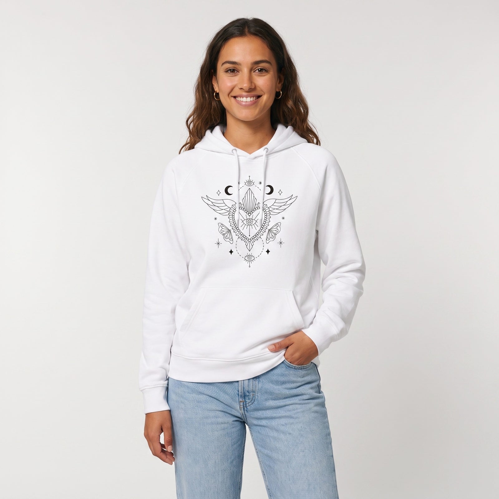 Femme portant le pull à capuche oversize blanc coton bio, vue face studio - CHT'M Boutique
