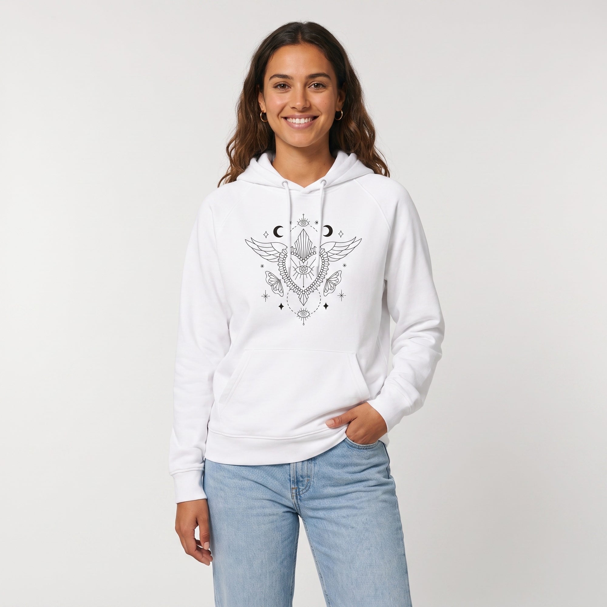 Femme portant le pull à capuche oversize blanc coton bio, vue face studio - CHT'M Boutique