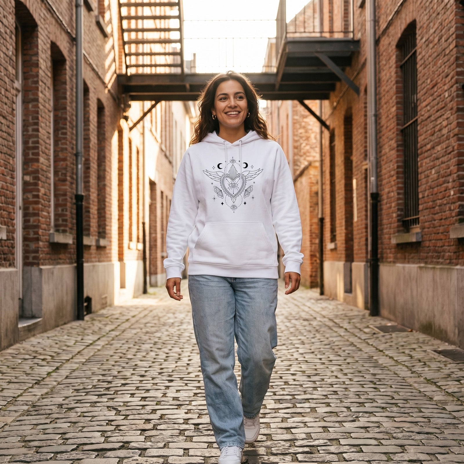 Pull à capuche femme blanc streetwear porté en rue à Bruxelles - CHT'M Boutique
