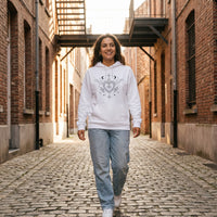 Pull à capuche femme blanc streetwear porté en rue à Bruxelles - CHT'M Boutique