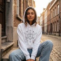 Look streetwear boho avec le pull à capuche femme blanc CHT'M, capuche relevée