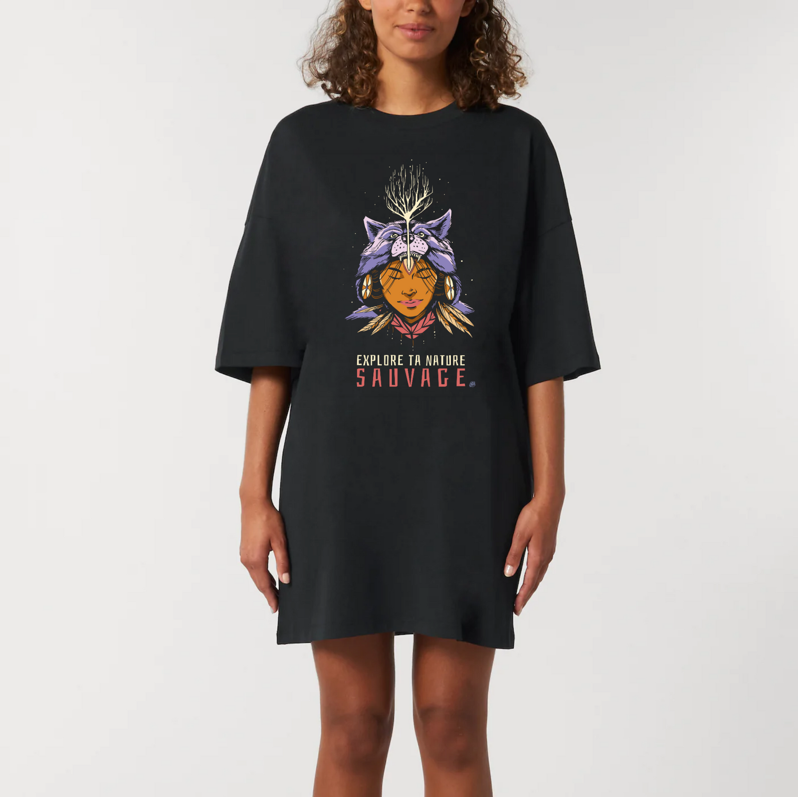 Robe t-shirt oversize noire femme CHT'M Boutique avec imprimé chamanique esprit animal loup et texte Explore ta nature sauvage