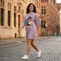Robe t-shirt oversize Lilas streetwear portée en rue par une femme – CHT'M Boutique
