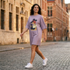 Robe t-shirt oversize Lilas streetwear portée en rue par une femme – CHT'M Boutique