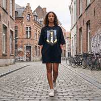 Robe t-shirt oversize noire streetwear original – look urbain femme, rue pavée belge