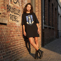 Robe t-shirt oversize noire streetwear original – look urbain femme, mur de brique