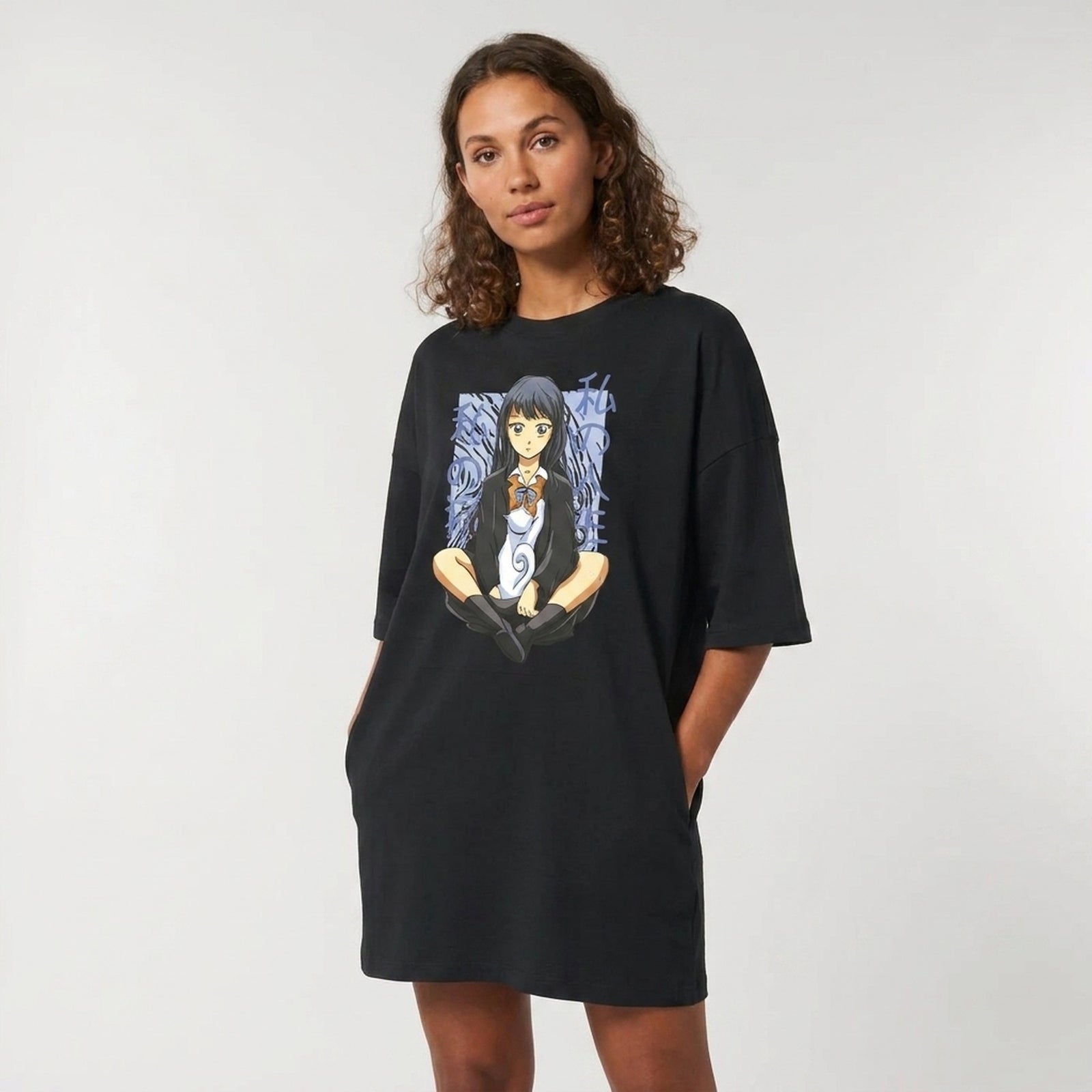 Robe t-shirt oversize noire streetwear original portée par mannequin femme – photo studio face