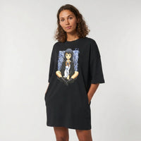 Robe t-shirt oversize noire streetwear original portée par mannequin femme – photo studio face