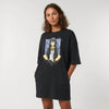 Robe t-shirt oversize noire streetwear original portée par mannequin femme – photo studio face