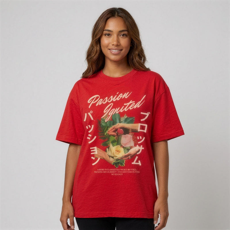 T-shirt femme oversized rouge Passion Ignited porté : imprimé collage de roses et katakana japonais crème