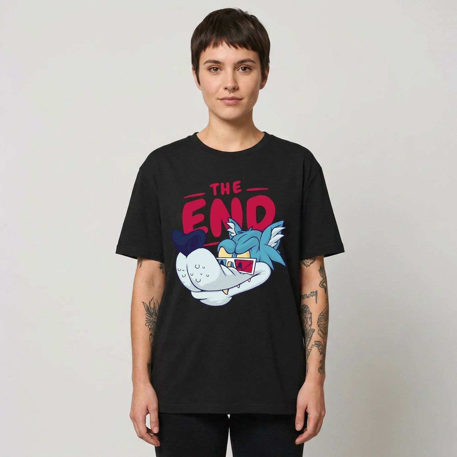 T-shirt original monstre comics THE END porté par une femme, coton bio noir