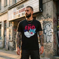 T-shirt streetwear geek cinéma THE END COMICS noir porté en rue devant un cinéma