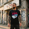 T-shirt streetwear geek cinéma THE END COMICS noir porté en rue devant un cinéma