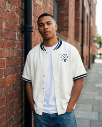 Maillot de baseball oversize blanc CHT'M porté en ville, collection DAD — streetwear belge