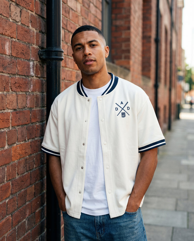Maillot de baseball oversize blanc CHT'M porté en ville, collection DAD — streetwear belge