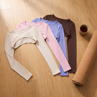 Les quatre coloris du boléro de sport original à plat avec tapis de yoga