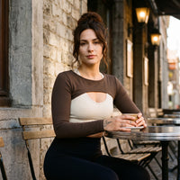 Boléro de sport marron porté en terrasse de café belge