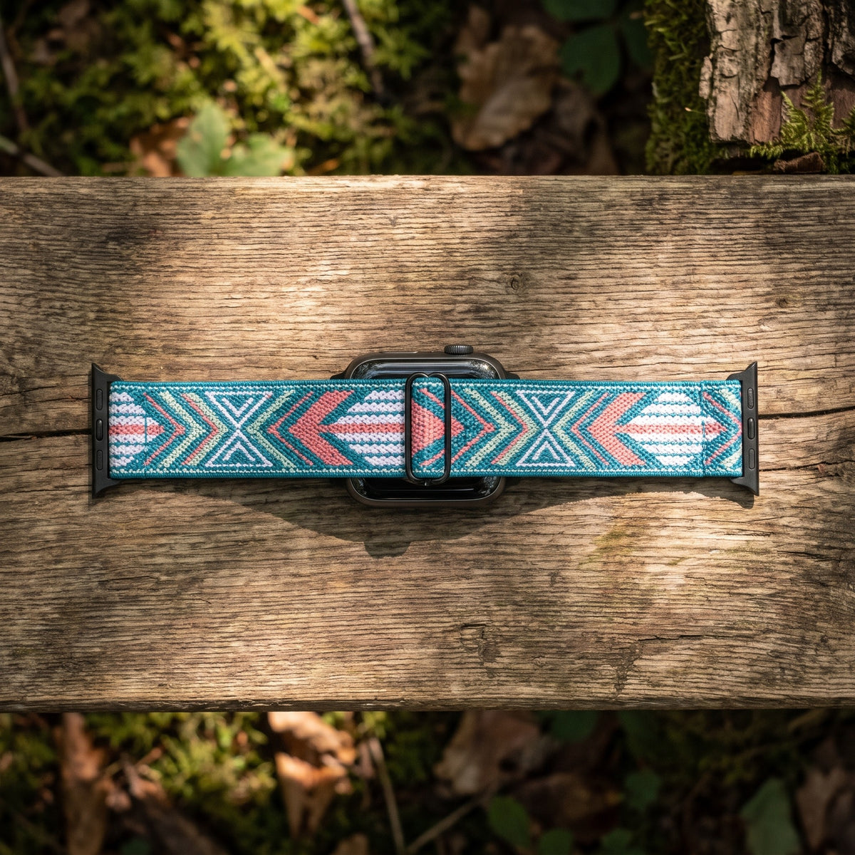 Bracelet Apple Watch boucle solo en nylon imprimé flèches turquoise en mise en scène, vue détaillée du bracelet | CHT'M Boutique