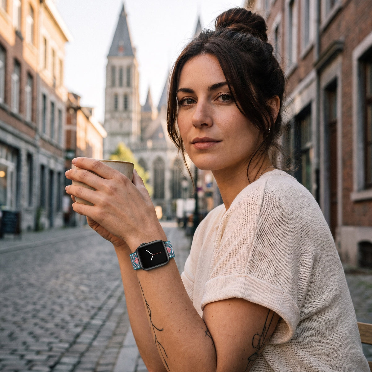 Bracelet Apple Watch boucle solo en nylon imprimé flèches turquoise porté par une femme, look streetwear en Belgique | CHT'M Boutique