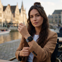 Bracelet Apple Watch boucle solo en nylon imprimé flèches turquoise porté par une femme, look streetwear en Belgique | CHT'M Boutique