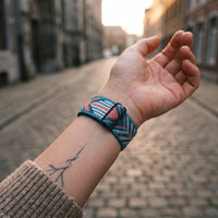 Bracelet Apple Watch boucle solo en nylon imprimé flèches turquoise porté au poignet, vue du bracelet et du fermoir | CHT'M Boutique