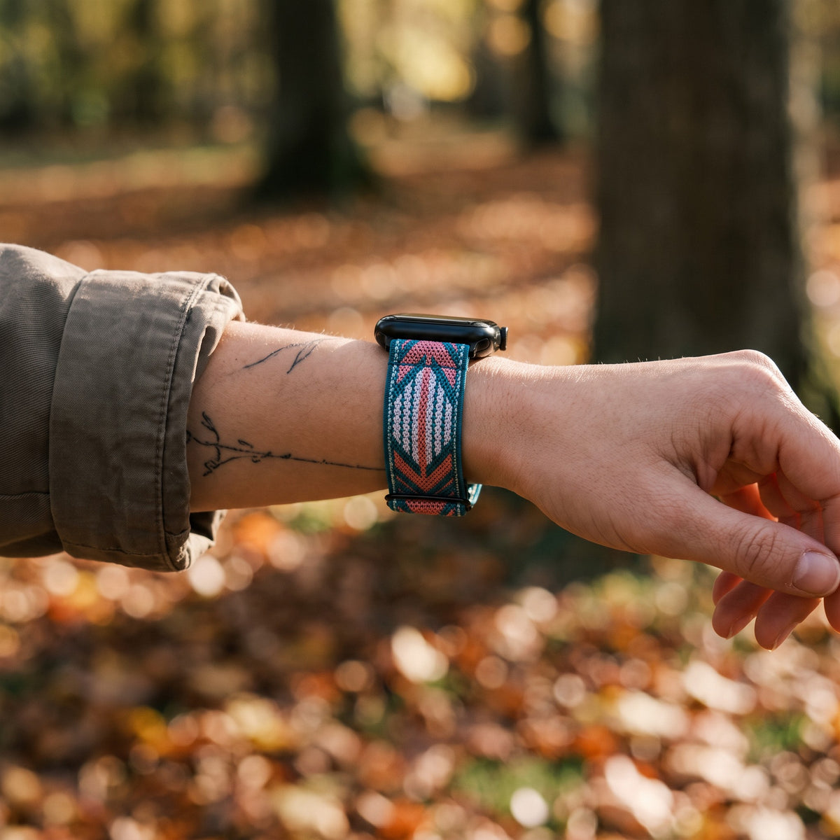 Bracelet Apple Watch boucle solo en nylon imprimé flèches turquoise porté au poignet, vue de côté | CHT'M Boutique