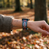 Bracelet Apple Watch boucle solo en nylon imprimé flèches turquoise porté au poignet, vue de côté | CHT'M Boutique