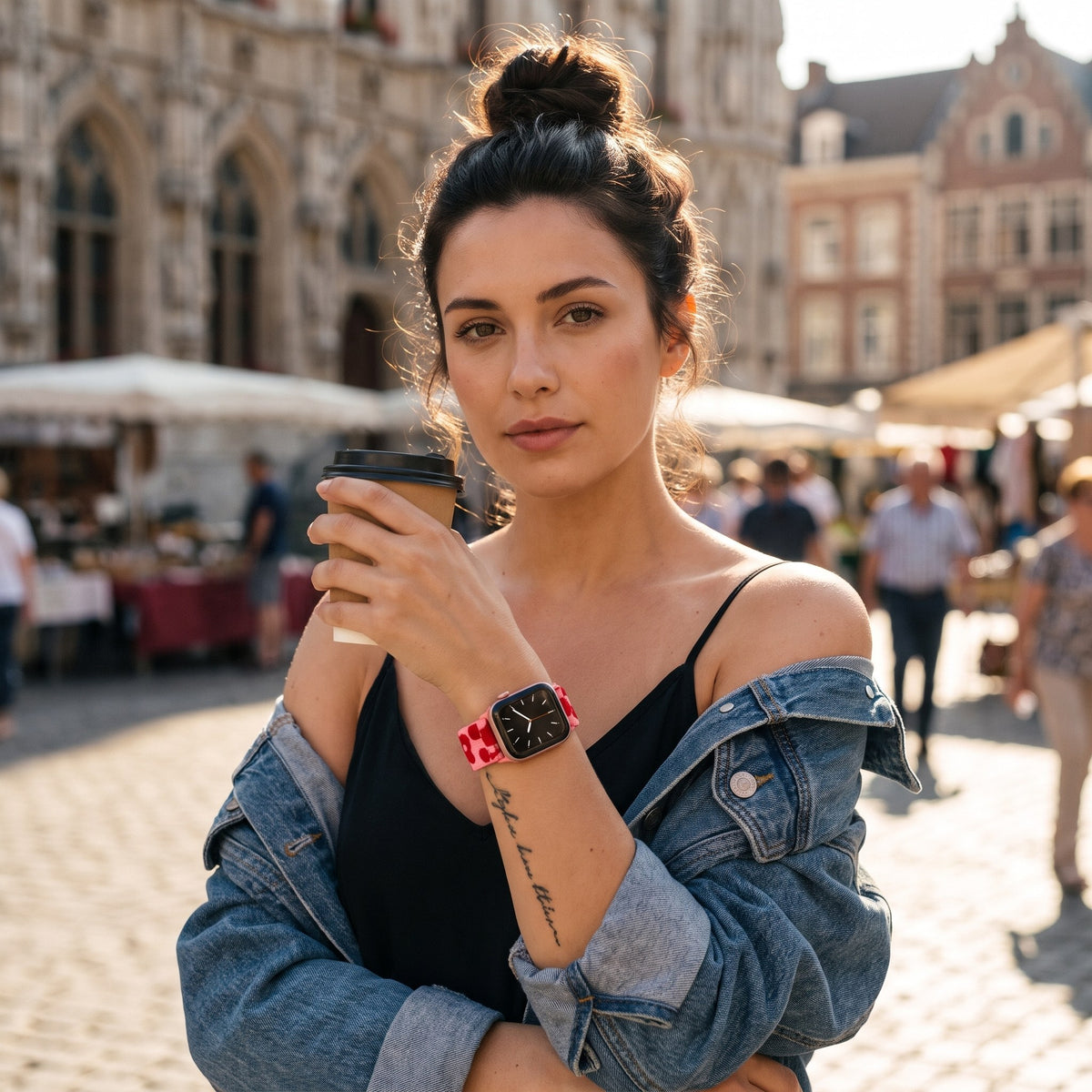 Bracelet Apple Watch boucle solo en nylon imprimé lot de 3 imprimés porté par une femme, look streetwear en Belgique | CHT'M Boutique