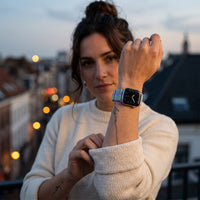 Bracelet Apple Watch boucle solo en nylon imprimé violet motif vert porté par une femme, look streetwear en Belgique | CHT'M Boutique