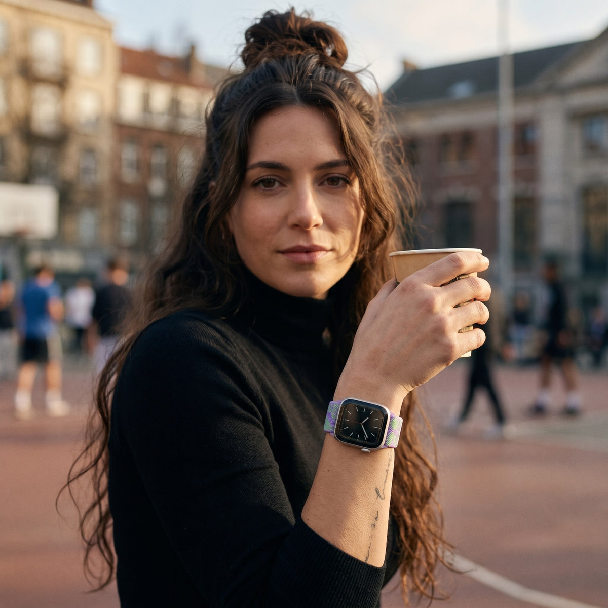 Bracelet Apple Watch boucle solo en nylon imprimé violet motif vert porté par une femme, look streetwear en Belgique | CHT'M Boutique