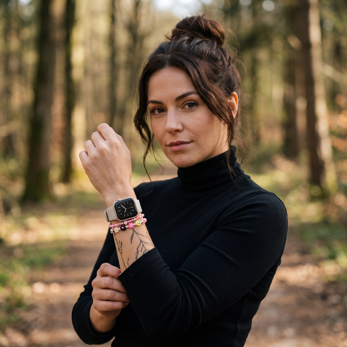 Charms en perles fleurs et smiley pour bracelet Apple Watch modèle 1 smiley rose portés par une femme, look streetwear en Belgique | CHT'M Boutique